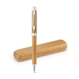 Caneta em bambu com clipe de metal e estojo de bambu. – CE031