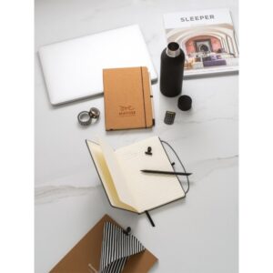 Caderno A5 em couro reciclado com 192 páginas pautadas cor marfim, em papel proveniente de gestão florestal sustentável. – OE391