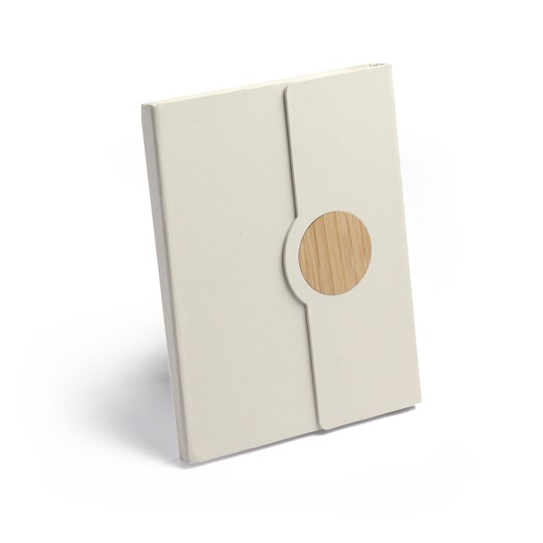 Caderno produzido com papel de caixa de leite,bambu, ímã na frente,sup. p/ caneta e 80 folhas pautadas – OE138