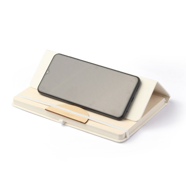 Caderno com tampa de função de suporte para celular, feito com caixa de leite, detalhe em bambu e porta caneta. – OE140