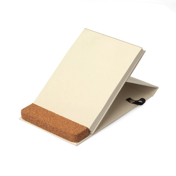 Bloco de notas feito com papel de caixa de leite 80 folhas, det. em cortiça, elástico e porta caneta. – OE218